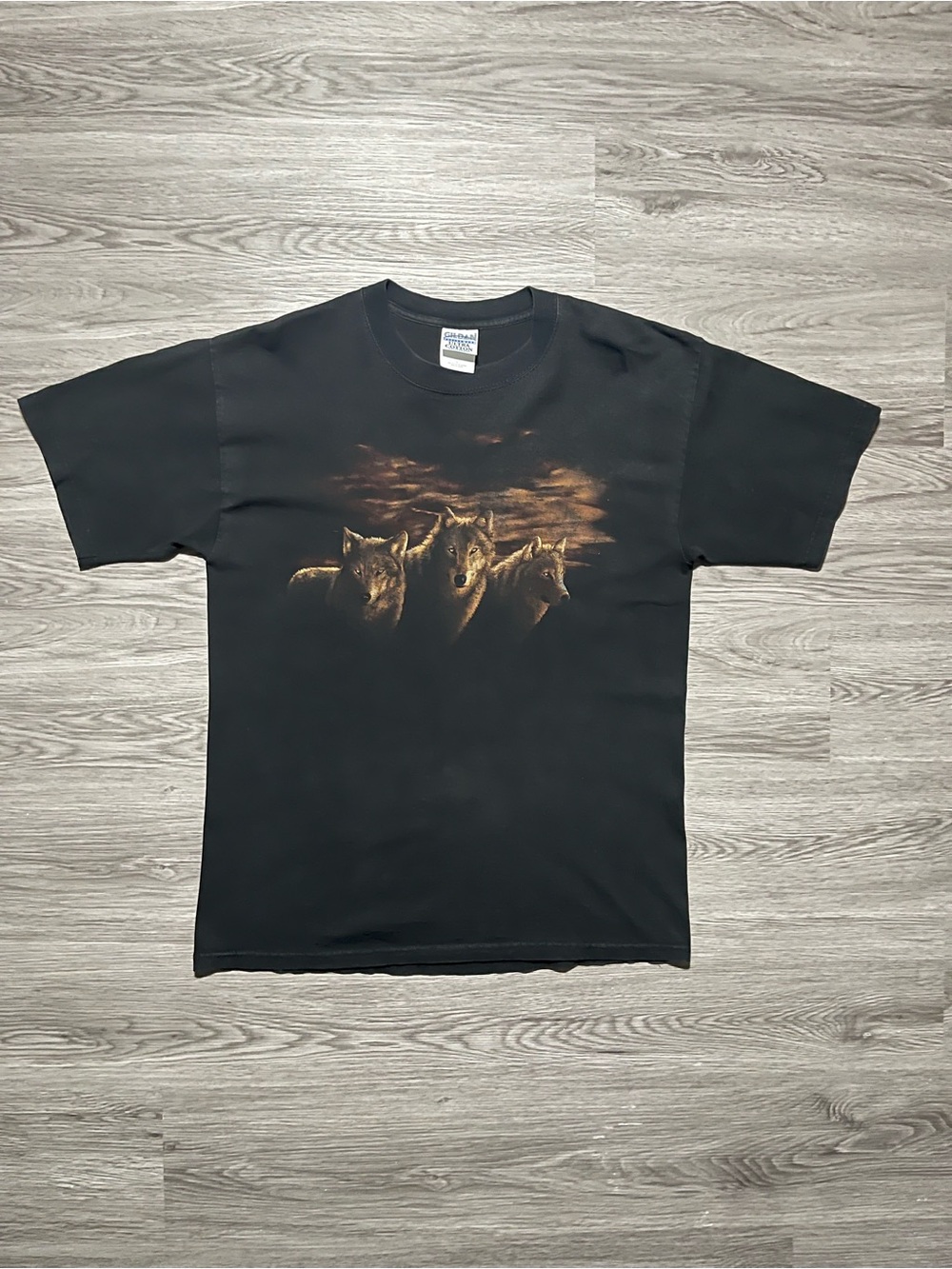 90s vintage wolf nature graphic T-shirt made in Canada men’s large Gildan
